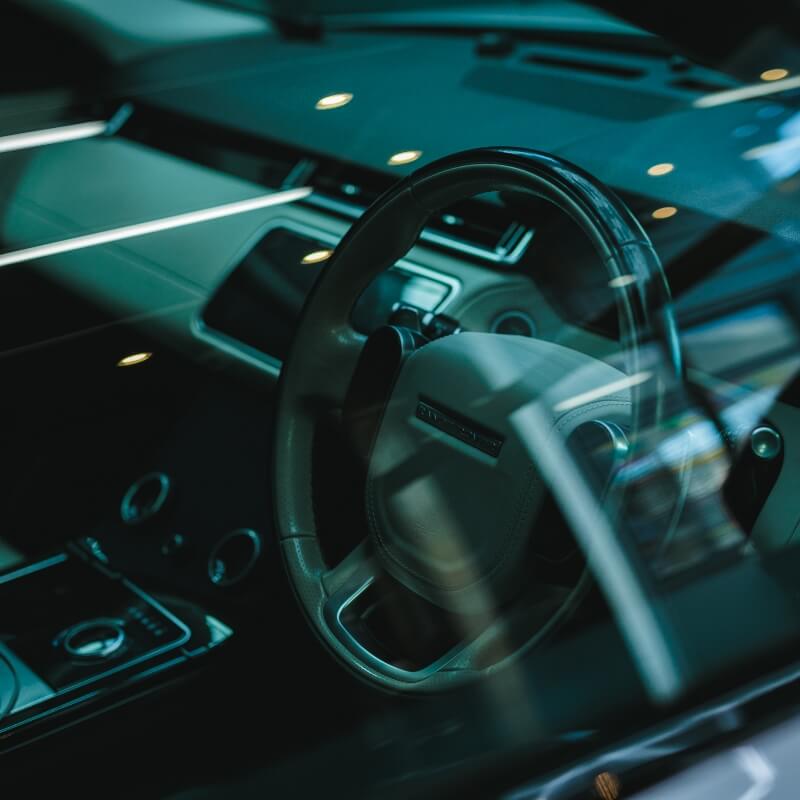 スタイリッシュなカーライフを実現するカーフィルム施工