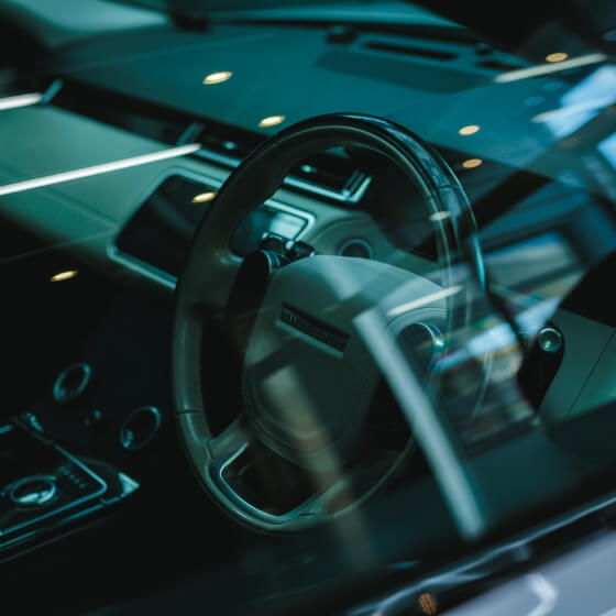 スタイリッシュなカーライフを実現するカーフィルム施工